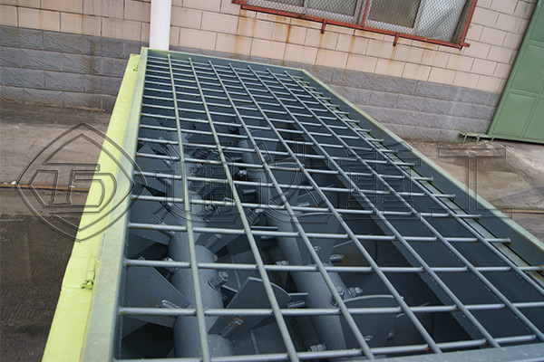 雞糞堆肥發(fā)酵制作成有機(jī)肥