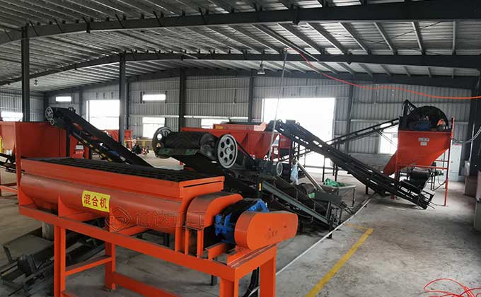 養(yǎng)牛場的牛糞怎么處理變成有機肥?牛糞有機肥生產(chǎn)線設(shè)備解決牛糞污染難題