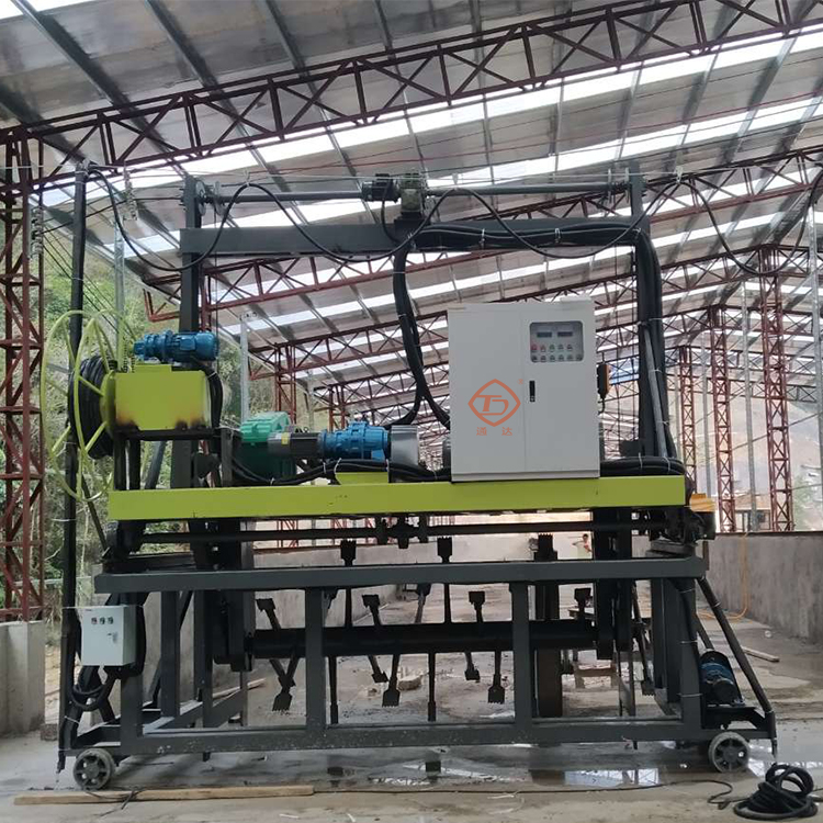 豬糞槽式軌道式翻堆機(jī)和自走式翻堆機(jī)有什么區(qū)別？哪個廠家好？多少錢一臺？ 